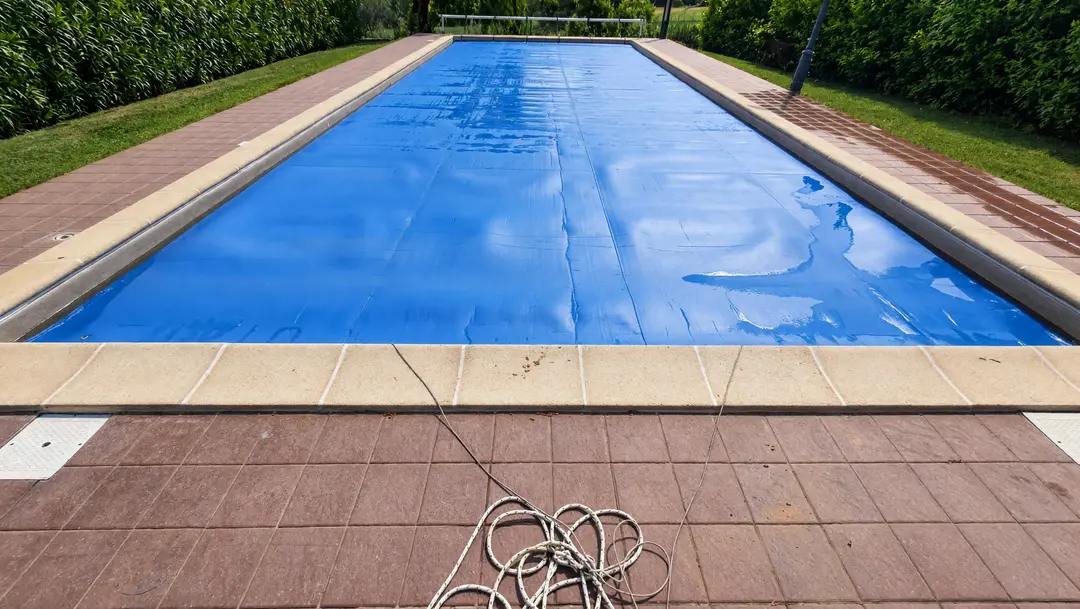 Copertura estiva a mousse stesa su piscina rettangolare