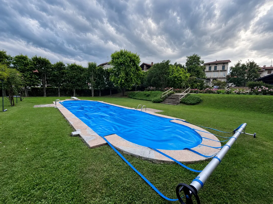 Piscina interrata con copertura estiva a bolle e rullo con ruote a bordo vasca