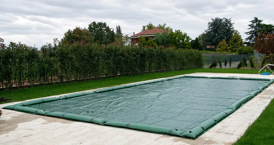 Copertura invernale su piscina residenziale