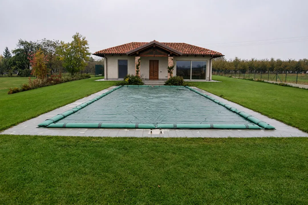 Copertura per piscina realizzata su misura da Triotex