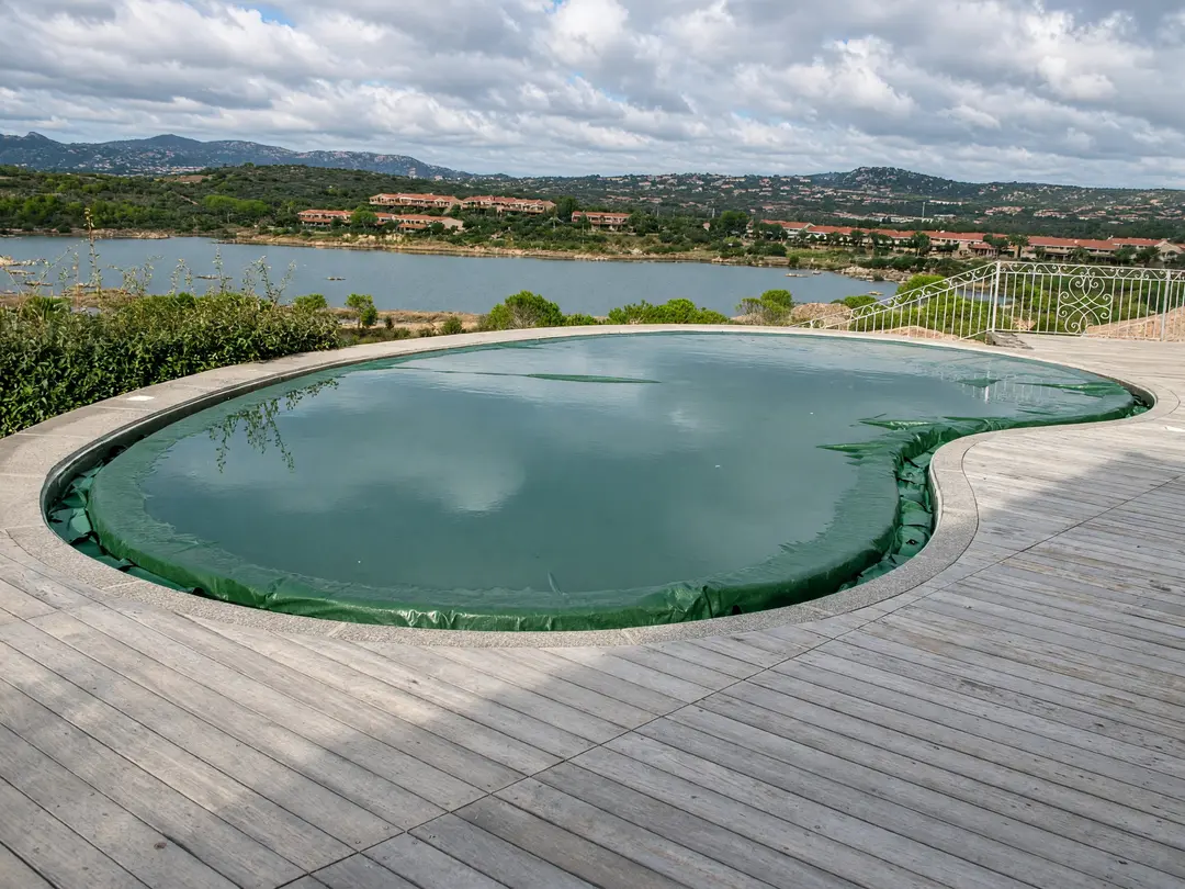 Copertura invernale verde su vasca a fagiolo affacciata sulle colline